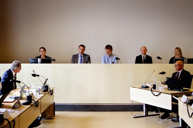 Konspiration. Gætterierne fortsætter om det hemmelige brev i skattesagskommisionen og kan i offentligheden så tvivl om kommissionens konklusion, mener ekspert. 