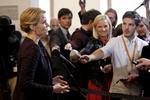 Spørgetime. »Jeg synes, det var sjovt. Men det var ikke kun sjovt, det var også politisk vigtigt, fordi vi fik klargjort nogle af de forskelle, der er«, siger Helle Thorning-Schmidt til pressen uden for folketingssalen. - Foto: 