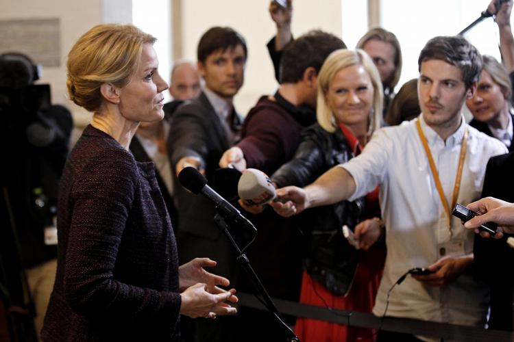Spørgetime. »Jeg synes, det var sjovt. Men det var ikke kun sjovt, det var også politisk vigtigt, fordi vi fik klargjort nogle af de forskelle, der er«, siger Helle Thorning-Schmidt til pressen uden for folketingssalen. - Foto: 