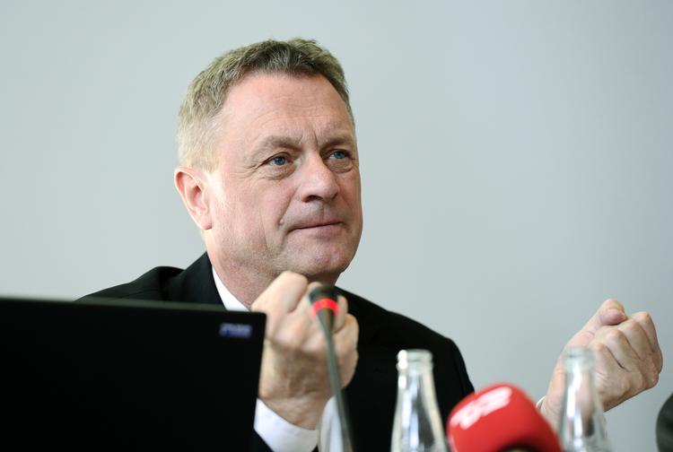 SKRÅSIKKER. Danmark har både rum til og brug for at lempe i finanspolitikken, fastholder overvismand Hans Jørgen Whitta-Jacobsen, selvom regeringen og andre eksperter hurtigt har fejet deres forslag af bordet. 