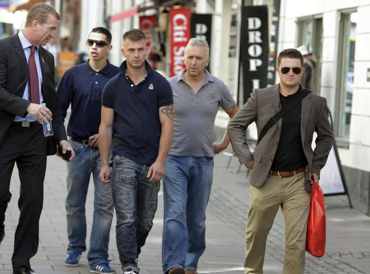 Ekstremisme. Tommy Robinson (yderst til højre) forlader English Defense League. Også en anden grundlægger Kevin Carroll (yderst venstre) trækker sig ud af den højreradikale organisation. 