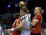 Duel. KIFs Torsten Laen kæmper sig forbi Skjerns Henrik Mølgaard. 