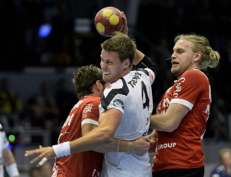 Duel. KIFs Torsten Laen kæmper sig forbi Skjerns Henrik Mølgaard. 