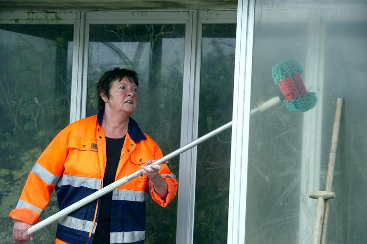 SENIORARBEJDE. Mette Lehmanns dag er delt op i to - først arbejder hun for materialegården og om eftermiddagen hjælper hun med en lang række opgaver på rådhuset. 