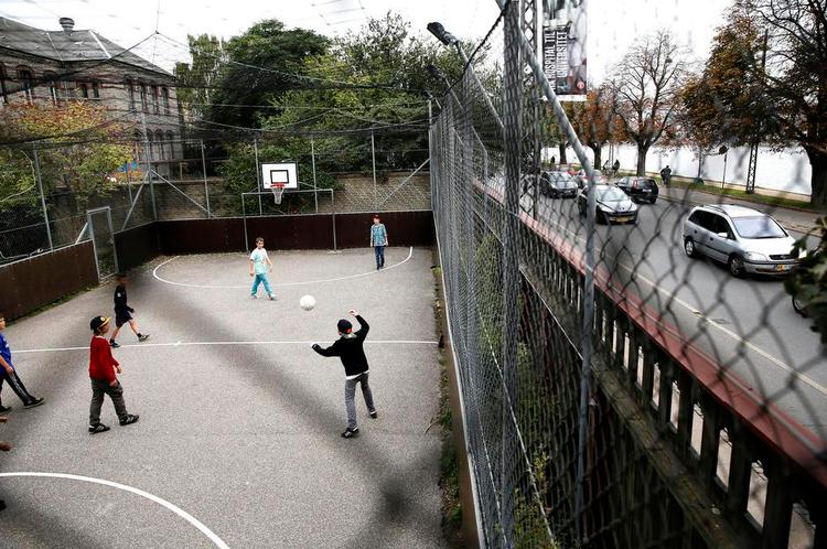 UDSAT. Det Økologiske Råd har målt meget højt indhold af sundhedsskadelige partikler i fritidsklubben Dronen. Beboere med vinduer ud til Øster Søgade rådes til kun at lufte ud, når trafikken er stilnet af om aftenen. 