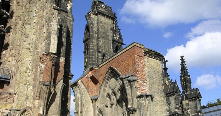 Imposant. Historiens destruktion af St. Nikolai-kirke i Hamburg taler sit eget sprog. Udvidet museum fortæller historien om sønderbombningen af byen. 