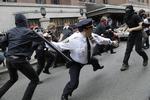 failed-state? Hvis man betragtede USA's betalingsstandsning på samme måde, som man generelt ser på Mellemøsten/Afghanistan-problemerne, hvordan ville det så se ud? Her foto fra New York sidste forår, hvor en betjent langer ud efter en Occupy Wall Street-aktivist. 
