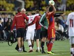 Uheld. Niki Zimling måtte støttes fra banen i Armenien for en måned siden og vendte skadet hjem til Mainz. det brød træner Thomas Tuchel sig ikke om. 