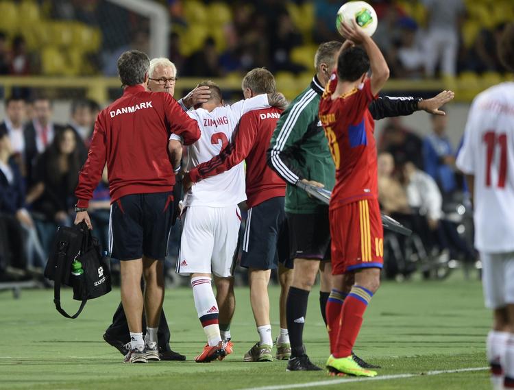 Uheld. Niki Zimling måtte støttes fra banen i Armenien for en måned siden og vendte skadet hjem til Mainz. det brød træner Thomas Tuchel sig ikke om. 