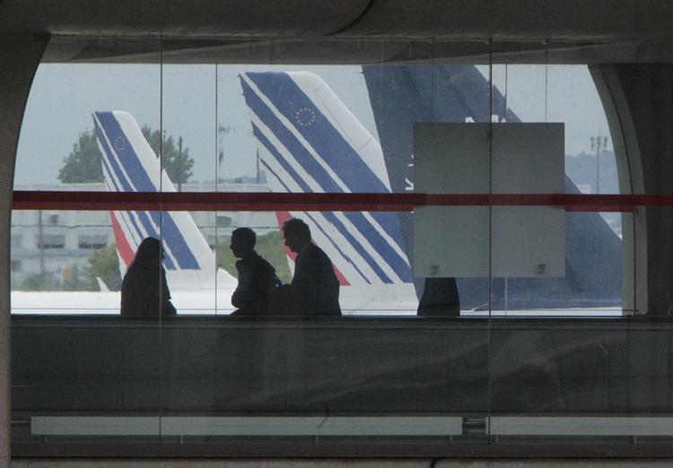 optur. Rejsende i en stor fransk lufthavn kan se frem til forbedrede forhold. 