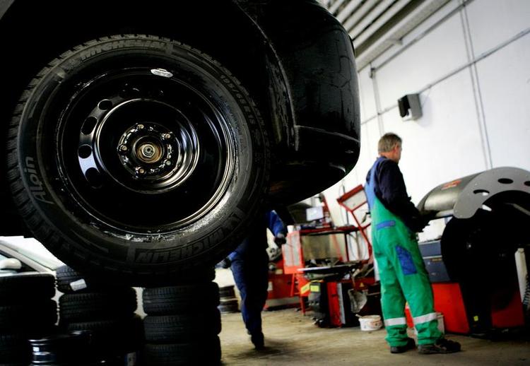 Hjulbytte. Snart er det højsæson for vinterdæk til bilen. Nogle bilister vil opleve, at det bliver dyrere end normalt. 