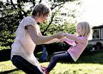 Puls. Gry Lagerqvist leger med datteren Cecilia på fire år, og får samtidig motioneret dem begge to. Ny bog inspirerer med 130 lege, familier kan lege sammen, og samtidig få motion. 