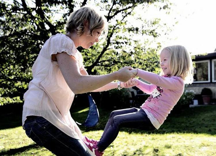 Puls. Gry Lagerqvist leger med datteren Cecilia på fire år, og får samtidig motioneret dem begge to. Ny bog inspirerer med 130 lege, familier kan lege sammen, og samtidig få motion. 