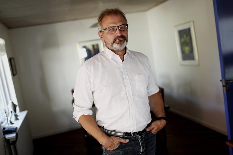 Gennemsnitspolitiker. »For de flestes vedkommende går vejen gennem benhårdt arbejde lokalt. Når de ser billedet på en valgplakat, tænker de: Hov, han har da trænet mine drenge«, fortæller Steen Thomasen 