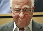 Nobelprisvinder. Et arkivbillede af britiske Peter Higgs, som er taget på ferie, mens hele verden taler om ham. 