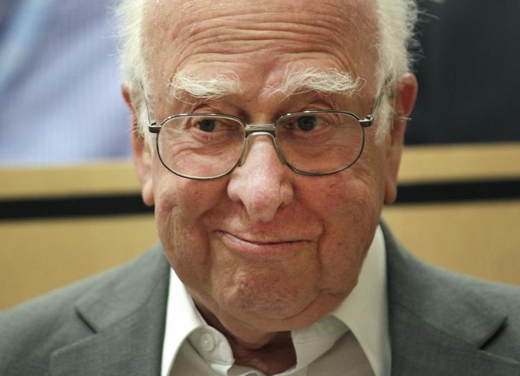 Nobelprisvinder. Et arkivbillede af britiske Peter Higgs, som er taget på ferie, mens hele verden taler om ham. 