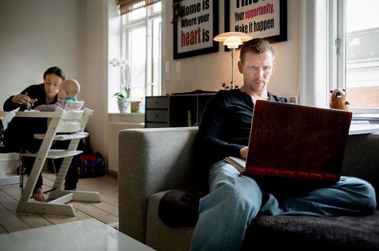 Hjemmeundervisning. Sygeplejerskestudiet via nettet gør det muligt for Simon Krarup at have et job ved siden af, så han kan forsørge sin familie, mens han tager en uddannelse. 