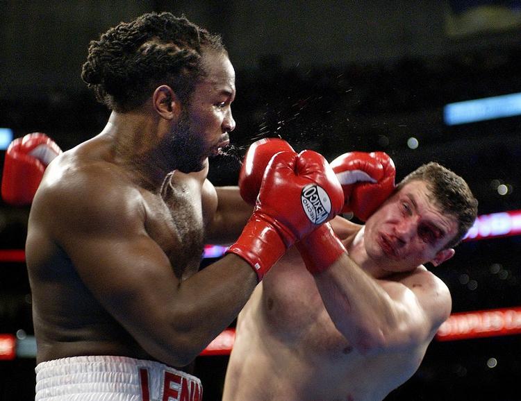 KLar. Lennox Lewis slog storebror Klitschko i 2003. Briten er 1,96 meter høj og regner med, at han kan får sin kampvægt ned på  115 kilo i løbet af ganske kort tid. Hans vægt er i øjeblikket ca. 130 kilo. 