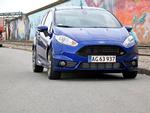 Potent. Det ligner en normal Ford Fiesta, men fælgene, spoilerne og ST-emblemerne afslører, at vi har fat i en fartbombe. Foto: Allan Graubæk 