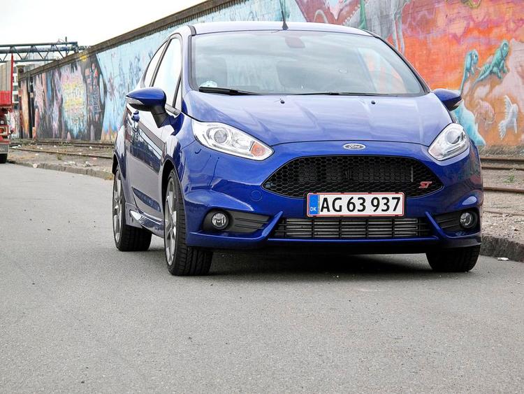Potent. Det ligner en normal Ford Fiesta, men fælgene, spoilerne og ST-emblemerne afslører, at vi har fat i en fartbombe. Foto: Allan Graubæk 
