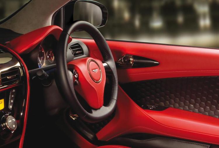 Pyntet. Kabinen i Aston Martin Cygnet er langt mere lækker end i sit ophav, Toyota iQ. Foto: Aston Martin 