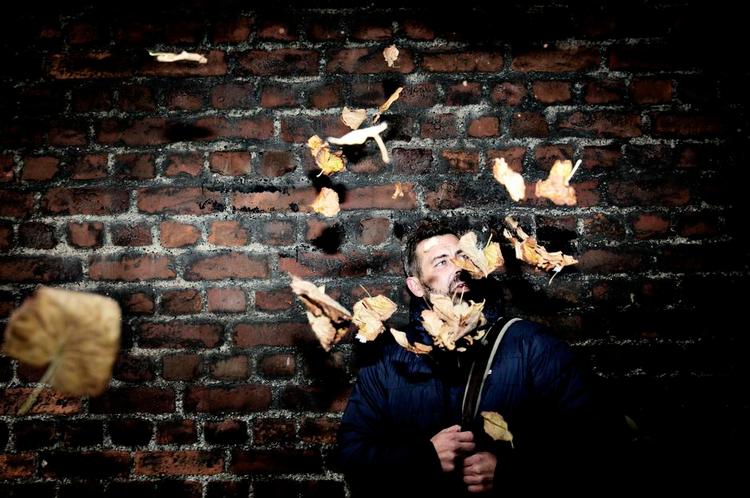 sprogoriginal. Kaspar Colling Nielsen har sit helt eget sprog, og læseren kan undre sig over, hvor han vil hen. Men der er faktisk mening med galskaben. 