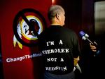 nedsættende. Verlin Deer In Water, et medlem af 'Cherokee Nation of Oklahoma' viser sin t-shirt med påskriften 'Jeg er en cherokee - ikke en rødhud' mandag under en protest mod navnet og logoet for 'Redskins'. 
