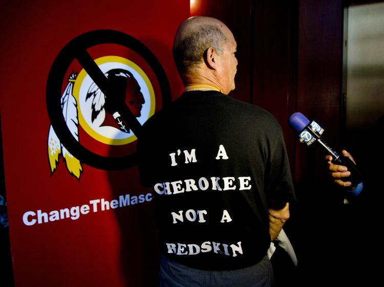 nedsættende. Verlin Deer In Water, et medlem af 'Cherokee Nation of Oklahoma' viser sin t-shirt med påskriften 'Jeg er en cherokee - ikke en rødhud' mandag under en protest mod navnet og logoet for 'Redskins'. 