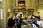 Voksent. August B lefler hverken for caféburgerkulturen eller det grå guld. 