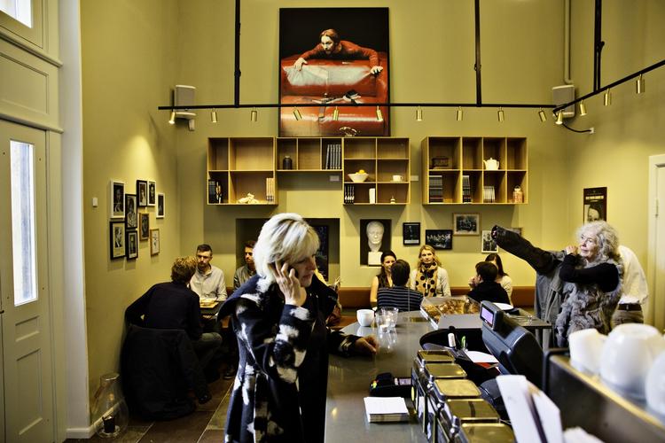 Voksent. August B lefler hverken for caféburgerkulturen eller det grå guld. 