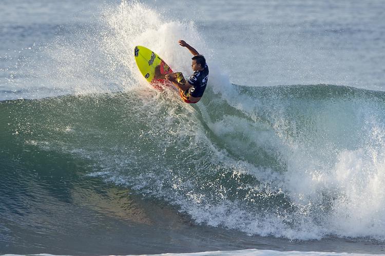 Surf. Mange unge valfarter til Bali for at duellere med de mægtige bølger. 
