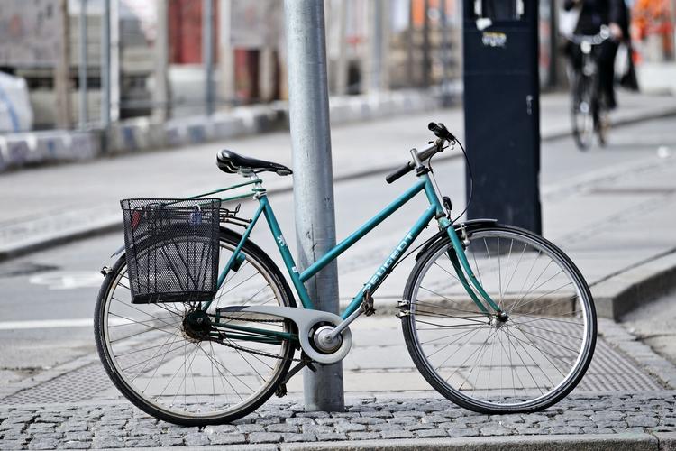 Bestjålet. Louise, der ikke ønsker at stå frem med sit fulde navn af frygt for repressalier, har fået stjålet to cykler fra sin aflåste gård. (arkivfoto: Jens Dresling) 