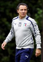 seriøs. Cesare Prandelli bruger mange taktiske øvelser i sin træning. 