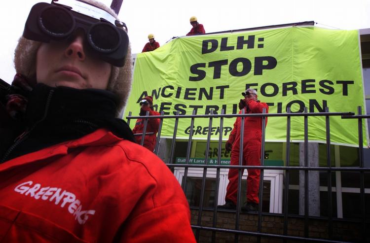 Greenpeace i aktion ved tømmergiganten DLH i Taastrup i 2002, hvor DLH (Dalhoff Larsen og Horneman) blev kritiseret for at købe ulovligt mahogni fra Brasilien. 