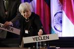 MAGTFULD. Janet Yellen er vokset op i Brooklyn og valgte efterfølgende økonomistudiet på Brown University. Her er hun ved at placere sit navneskilt ved en konference i Shanghai, Kina, tidligere på året. 