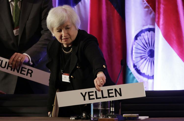 MAGTFULD. Janet Yellen er vokset op i Brooklyn og valgte efterfølgende økonomistudiet på Brown University. Her er hun ved at placere sit navneskilt ved en konference i Shanghai, Kina, tidligere på året. 