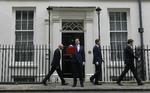 optur. Nej, det er ikke direktør Hallandsen fra Olsen Banden-filmene med alle millionerne, men den britiske finansminister, George Osborne, som flasher sin berømte britiske til embedet hørende røde kuffert foran Downing Street nr. 11. 