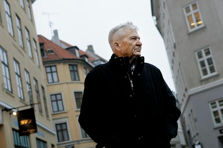 Gavmild. I modsætning til mange andre forfattere er P.O.Enquist ikke nærig med sine erindringer. Erotikken foldes ud i detaljer. 