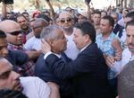 BEFRIER. Den libyske ministerpræsident, Ali Zeidan, blev i morges bortført fra sit hotel af en såkaldt milits - en tidligere oprørsgruppe fra revolutionen, der i dag teknisk set er tilknyttet regeringen. Her ankommer Zeidan til regeringens hovedkvarter i Tripoli kort efter, han blev befriet efter flere timers tilbageholdelse af militsen. 