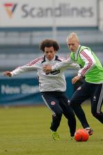 Træning. Martin Braithwaite i nærkamp med Simon Kjær. 