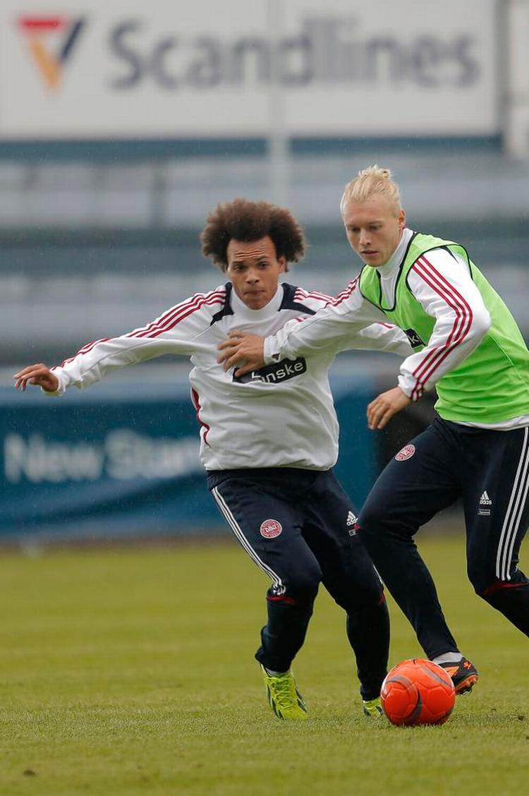Træning. Martin Braithwaite i nærkamp med Simon Kjær. 