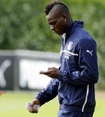 skadet. Mario Balotelli bliver sandsynligvis ikke klar til kampen mod Danmark i aften klokken 20.15. 