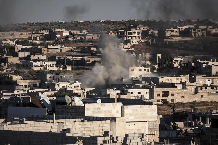 Angreb. Oprørere dræbte ifølge menneskerettighedsgruppen Human Rights Watch i august 190 civile og tog mere end 200 til fange i forbindelse med en offensiv i Latakia-provinsen i Syrien. Billedet viser et angreb, som oprørere udførte i Idlib-provinsen i mandags. 