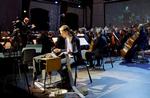 Fortrop. Komponist og solist på håndpianorulle Simon Løffler foran Copenhagen Phil i en poetisk, vildt eksperimenterende fejring af dansk kompositionsmusik.