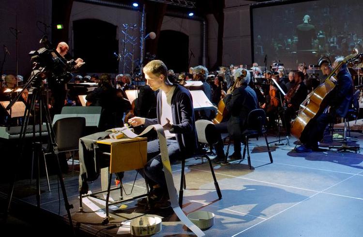Fortrop. Komponist og solist på håndpianorulle Simon Løffler foran Copenhagen Phil i en poetisk, vildt eksperimenterende fejring af dansk kompositionsmusik.