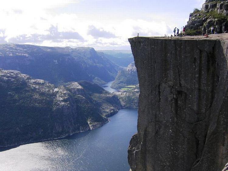 Spansk turist faldt i går ned fra fjeldplateauet Preikestolen i Norge. Det er ifølge politiet aldrig sket før. Foto: 