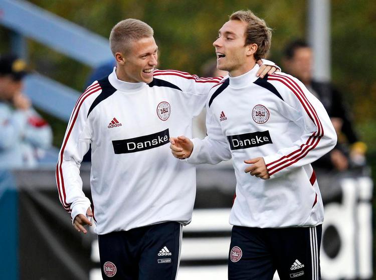 gensynsglæde. Christian Eriksen (th) mødte sin tidligere klubkammerat i Ajax, Viktor Fischer (tv), under landsholdets træning før Italiens-kampen. 