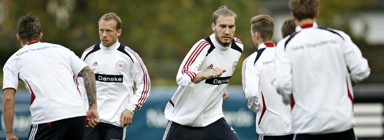eksamen. Nicklas Bendtner (midt) skylder mål, når Danmark i aften er ude i endnu en skæbnekamp. Denne gang mod Italien. 