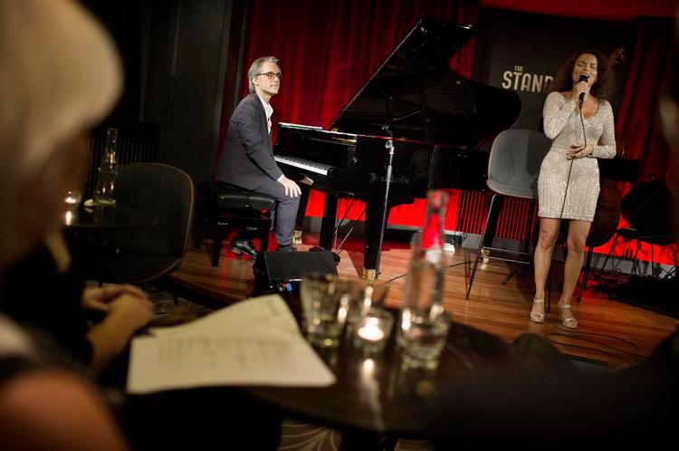 Sofakoncert. Fredag giver den italienske jazzsangerinde Roberta Gambarini, akkompagneret af Niels Lan Dokys trio, koncert på jazzstedet The Standard. For knap hundrede kroner kan man se koncerten hjemme fra sofaen live. 