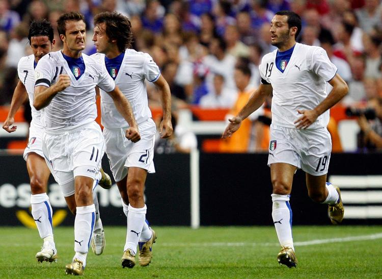 NEDERLAG. I 2006 reducerede Alberto Gilardino (nr. 2 fra venstre) til 2-1 mod Frankrig, der vandt 3-1, men siden har Italien ikke tabt en kvalifikationskamp. 